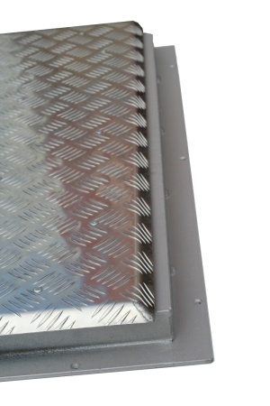 Алюминиевый уличный люк амо al 1000*1000 в рифленом квадрате