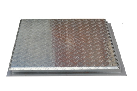 Алюминиевый уличный люк амо al 1000*1000 в рифленом квадрате